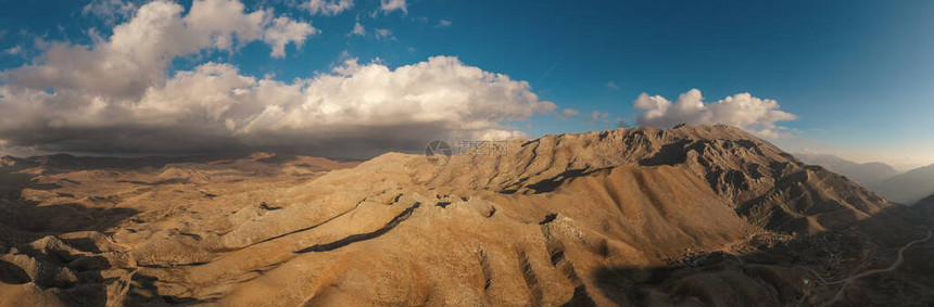 风景如画的全景岩石土地和山脉图片