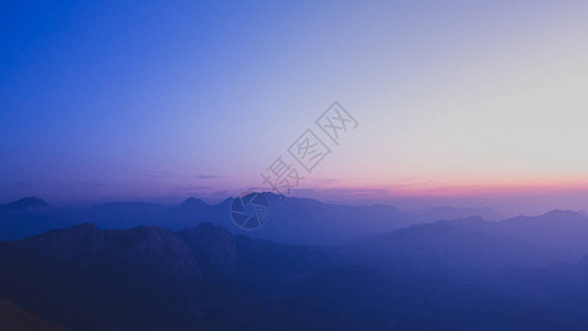 雾山上日出的壮丽景色图片