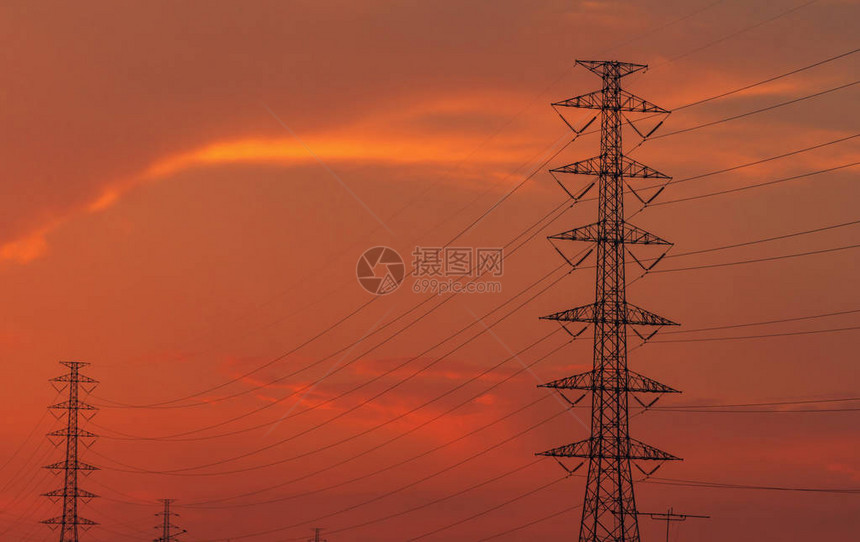 晚上的高压电线杆和输电线路日落时的电塔电力和能源节能减排配电站带电缆图片