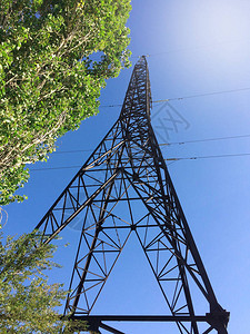 城市中蓝色背景电力的电线塔背景图片