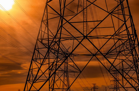 晚上的高压电线杆和输电线路日落时的电塔电力和能源节能减排配电站带电缆图片