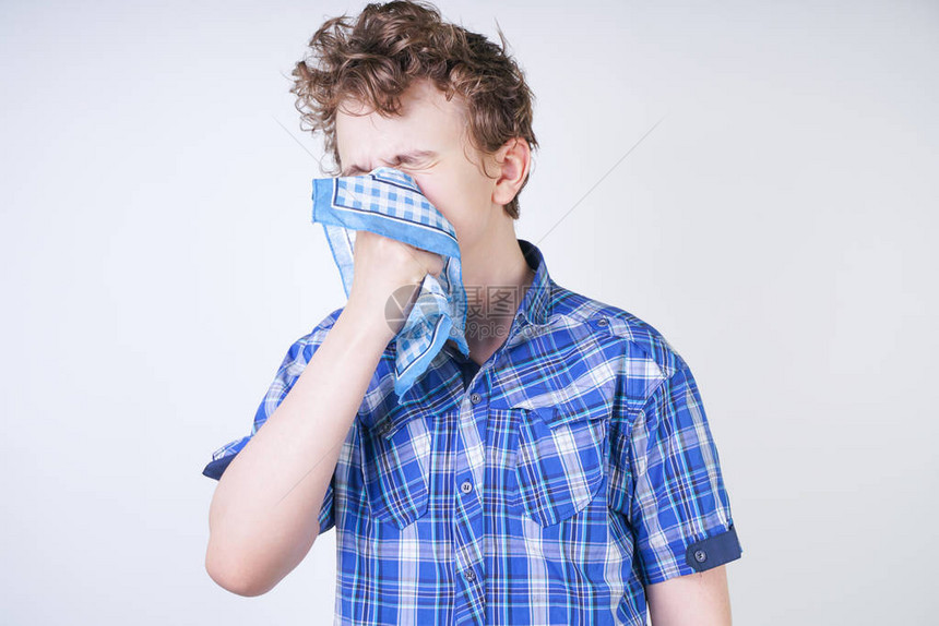 过敏男孩流鼻涕的孩子拿着手帕少年身体不好图片