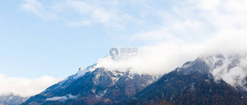 在高雪山的多云风景图片