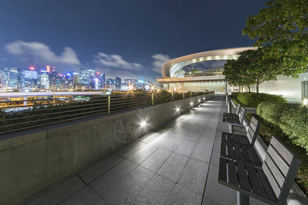 香港市中心的公共园在晚上图片