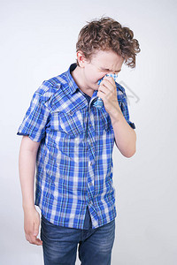 过敏男孩流鼻涕的孩子拿着手帕少年身体不好图片