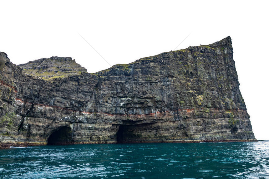 陡峭的海岸线垂直的悬崖和海洋中的洞穴图片