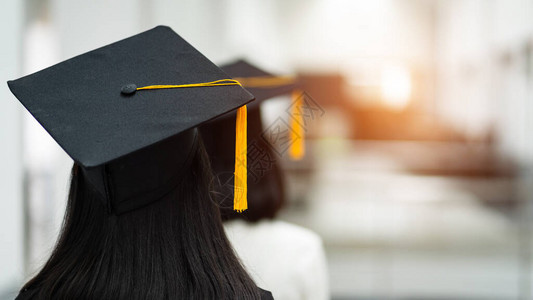 在毕业典礼期间回顾成功的大学毕业生帽子教育成功的概念大学祝贺仪式图片