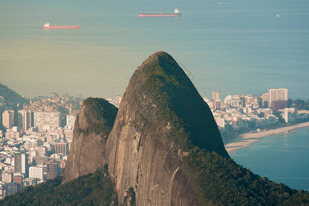 巴西里约热内卢两兄弟山和伊帕内马海滨后方的Ipainema图片