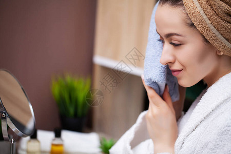 洗手间里可爱的女人用毛巾图片