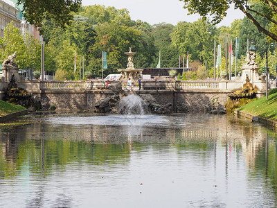 Stadtgraben的Tritonbrunnen喷泉指城市护城河图片