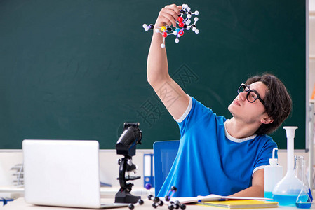 教室里的年轻男学生图片