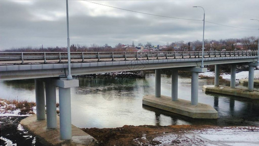 Lebedyan市顿河上的钢筋混凝土桥图片