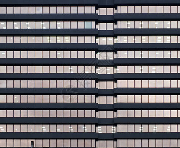 一栋大型城市办公大楼的外表一排窗户图片