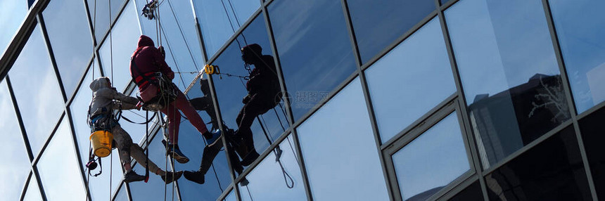 人们在高处清洗窗户专业工作清洗高楼层外面的窗户专业保洁机构安全方法和规则高图片