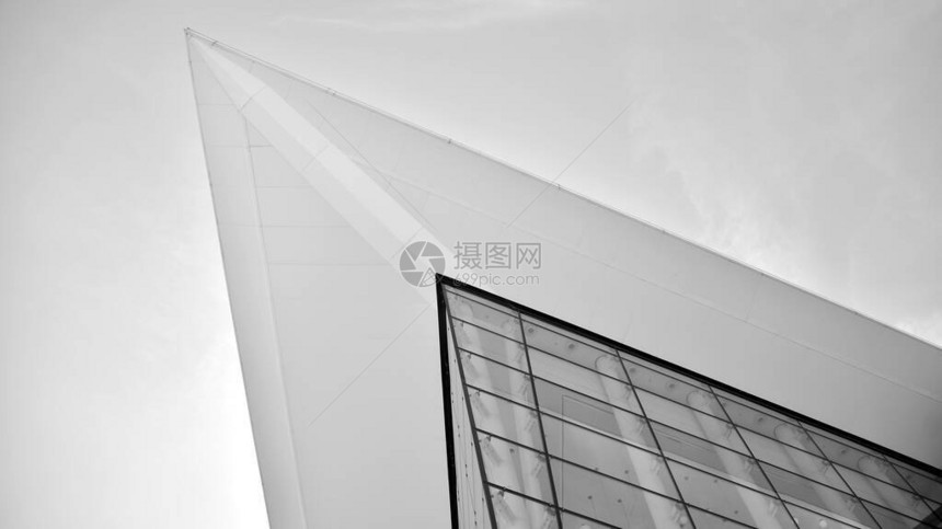 现代办公建筑墙由钢和玻璃制成蓝色天空图片