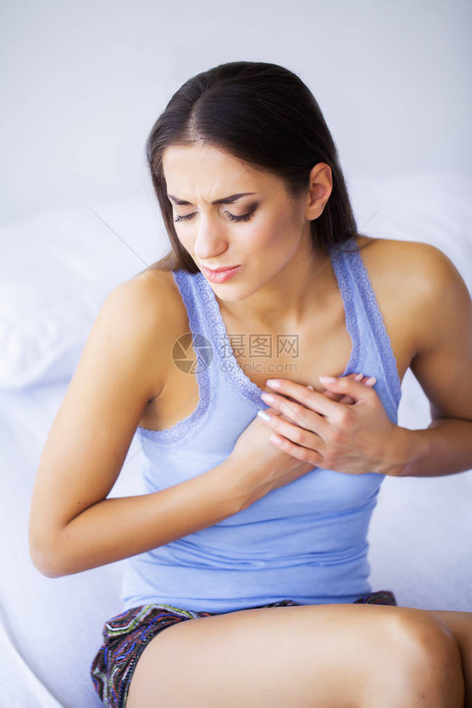 心脏疾病胸痛中风梗塞强烈的痛苦感觉健康的概念在图片