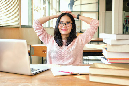 年轻女在图书馆学习图片