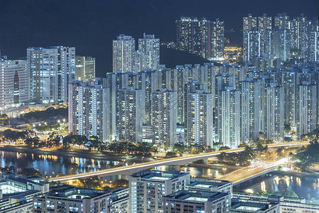 香港市住宅区夜间的空中观景情况图片