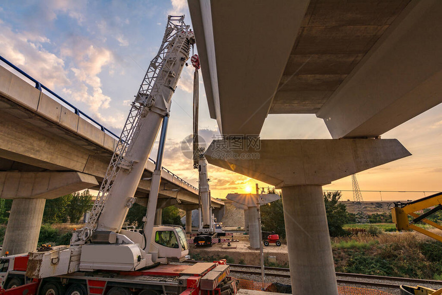 在西班牙的巴利亚多利德塞戈维亚马德里公路扩建工程中图片