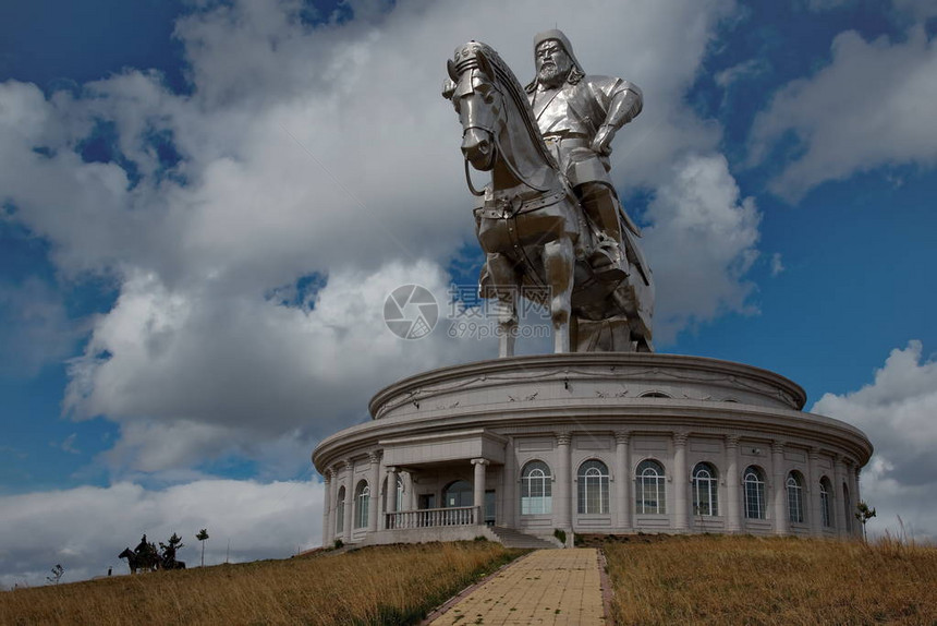 成吉思汗骑马雕像到佐宁束缚蒙古最大的成吉思汗纪念碑图片