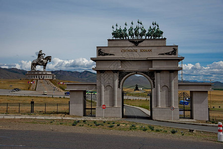 成吉思汗骑马雕像到佐宁束缚蒙古最大的成吉思汗纪念碑图片
