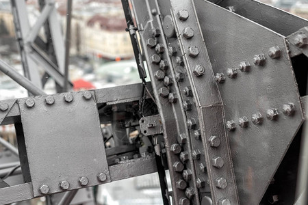 维也纳Prater游乐场的旧巨型大发酵轮光束灰色漆钢铁解架图片