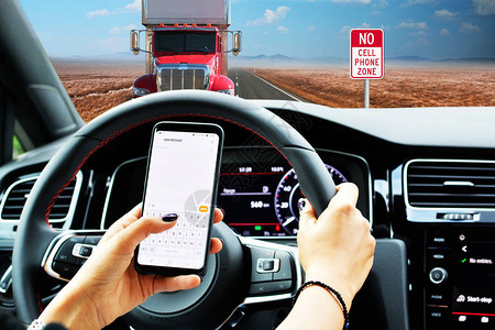 司机在路上浏览智能手机会增加事故风险图片