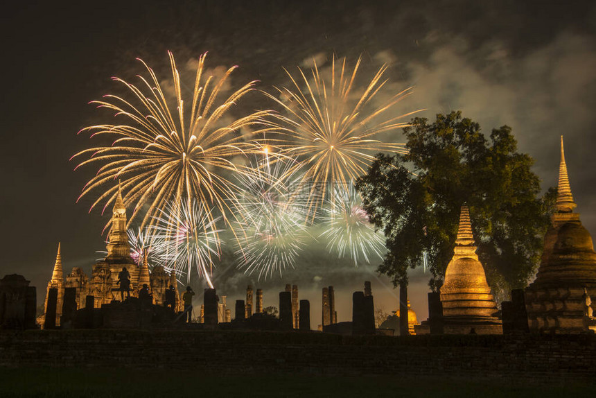 在泰国素可泰省素可泰历史公园的玛哈泰寺举行的水灯节上的烟花图片