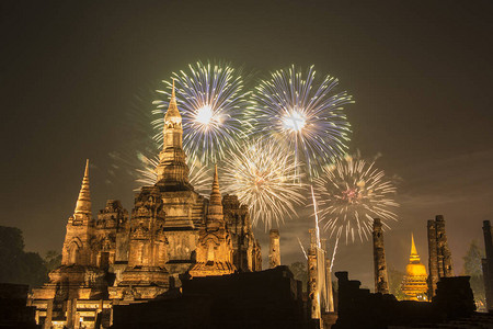 在泰国素可泰省素可泰历史公园的玛哈泰寺举行的水灯节上的烟花图片