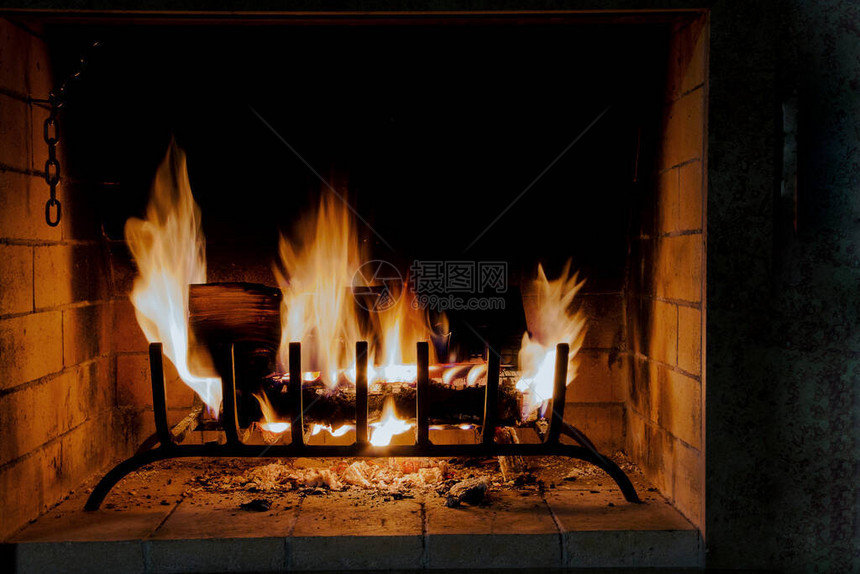 在家中的壁炉烧柴火焰明火是房屋温暖和图片
