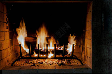 在家中的壁炉烧柴火焰明火是房屋温暖和背景图片