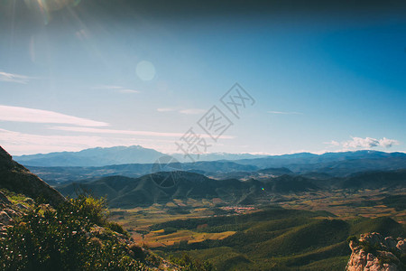 从法国Corbiere的山顶俯瞰山谷图片
