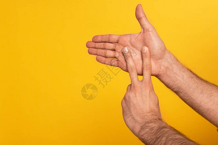 以黄色隔离的聋哑语和聋哑语言显示手势的人图片