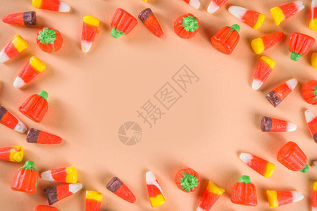 桃秋背景平躺复制空间上的糖果玉米糖果和南瓜糖果布局传统秋季万圣节图片