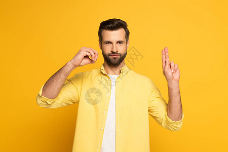 英俊男人在黄色背景上用聋哑语和聋哑图片