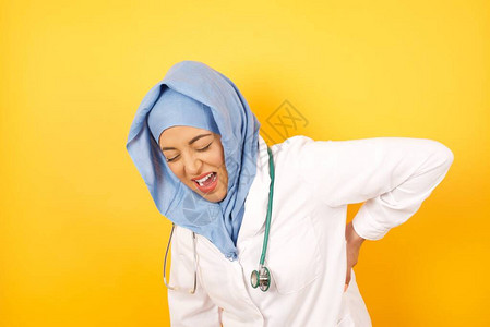 身穿医疗制服的年轻女医生背痛很重图片