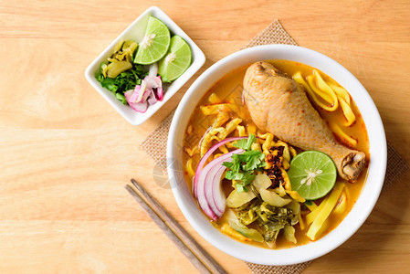 北泰国食物赵苏凯鸡碗里鸡肉的辣蛋面图片