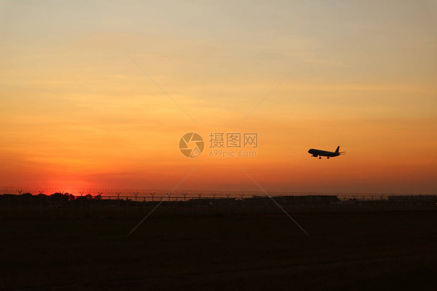 一架飞机起飞到落日的天空的剪影图片