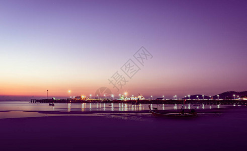热带全景热带紫色海天空日落金光背图片