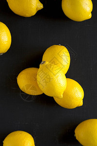 黑色背景的黄色有机柠檬图片