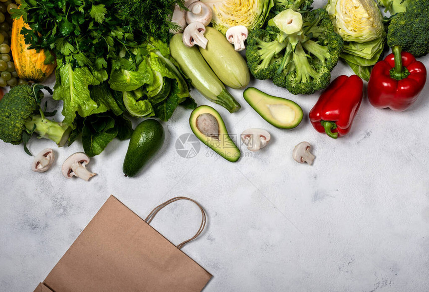 购买健康的素食品不同的新鲜蔬菜和纸袋图片