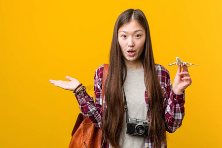 年轻女手持飞机图标图片