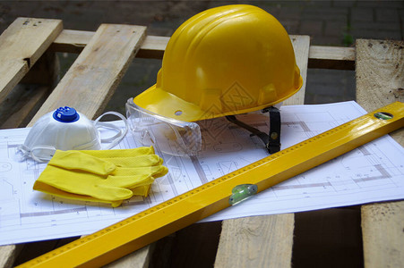 头盔护目镜面罩和手套建筑工地的个人防护设备图片