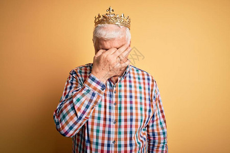 年长英俊的白发老人戴着金王冠图片