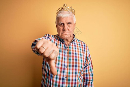 年长英俊的白发老人戴着金色的王冠图片