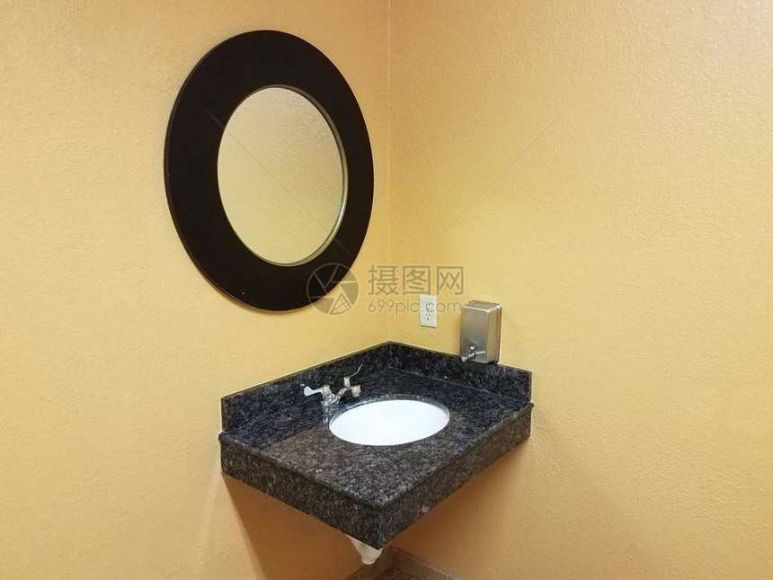 镜子和反面在浴室或洗手间用下水图片