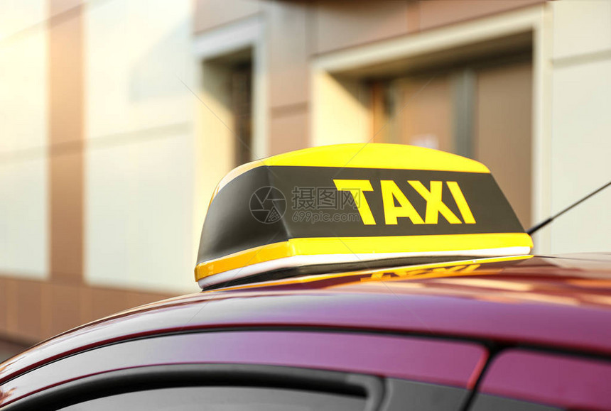 在户外的汽车上用TAXI图片