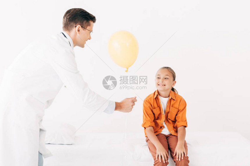 白大衣的儿科医生在诊所图片