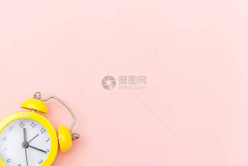 粉红色彩时装糊面背景所隔离的经典闹钟图片