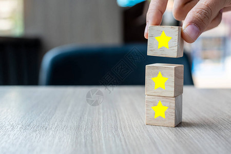 客户拿着带有三颗星符号的木块客户评论反馈评级排图片